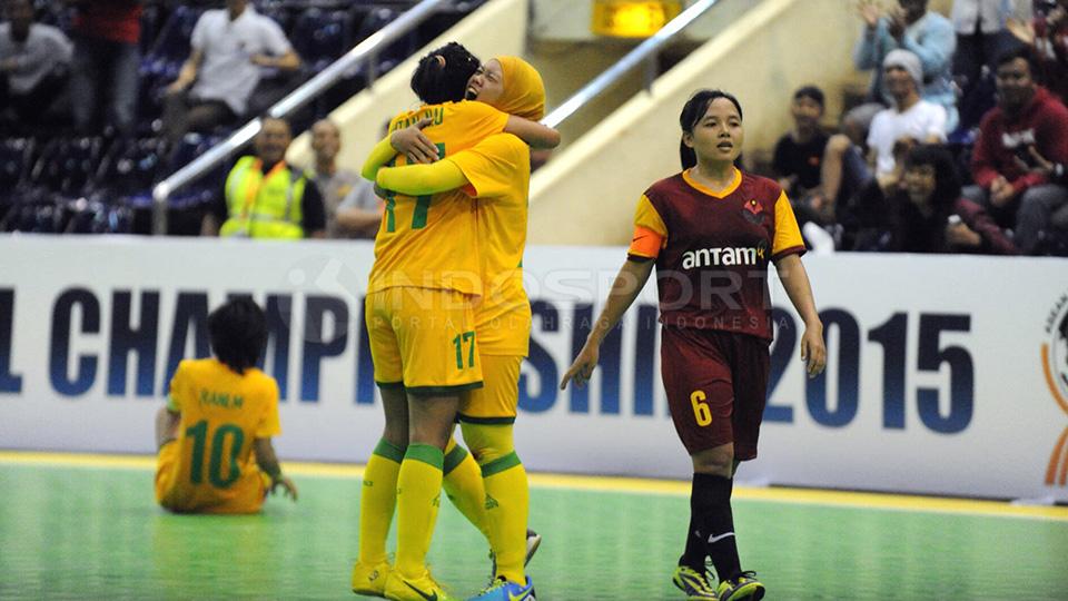 Imbang. Maya Muharina dari tim futsal putri UNJ memeluk rekan satu timnya setelah berhasil menjebol gawang UPI bandung dan berhasil menyamakan kedudukan 2-2.